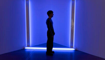 De íconos religiosos a íconos fluorescentes: Dan Flavin y la luz en Malba