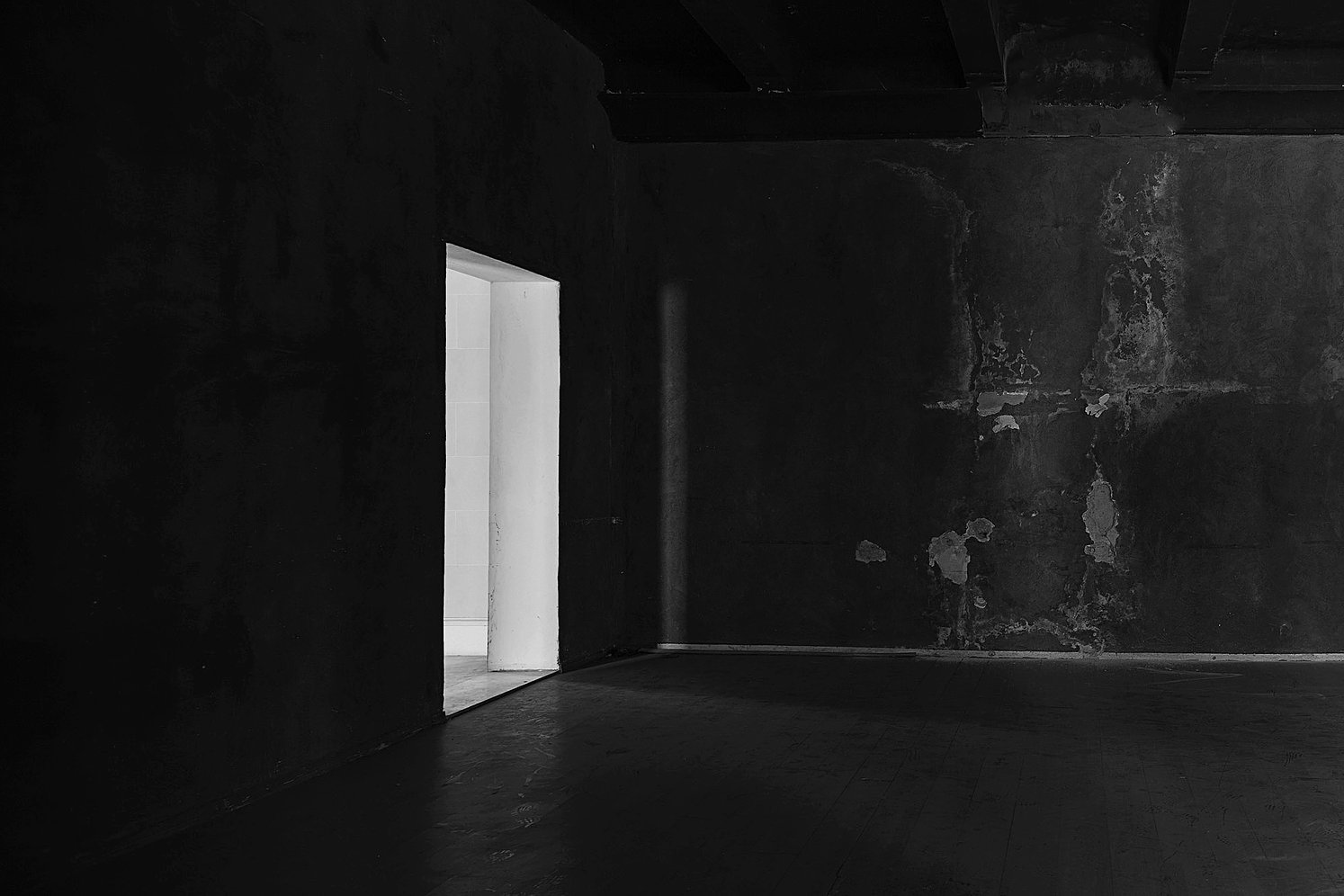 Sala negra com porta branca #18 