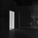 Sala negra com porta branca #18 