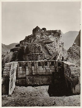 Machu Picchu. El oratorio y la subida al Intihuatana. Cuzco, Perú.