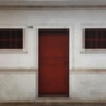  Frente con puerta roja y dos ventanas