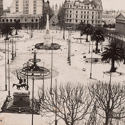 Fotógrafo no identificado Plaza Mayo – Junio 23 de 1918. Buenos Aires. Gelatina de plata. Medidas: 11,3 x 23 cm. Obra en muy buen estado.
