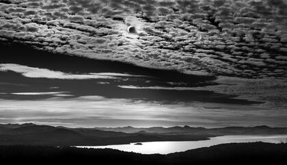 Diego Ortiz Mugica Eclípse sobre el Nahuel, 2017 123 x 80 cm. Impresión digital giclée.