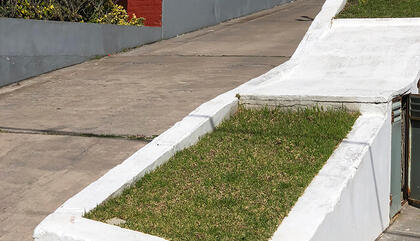 Alberto Goldenstein Sin título (de la serie Arquitecturas del Ocio, Villa Gesell), 2019. Type C-print, impresión Lambda, 56 x 41 cm.