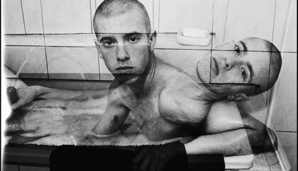 Gagball Russian Boy II (Piss on Tub), 2017 45 x 30 cm. Gelatina de Plata, 120 mm. ILFORD Edición 1 de 3 + PA.