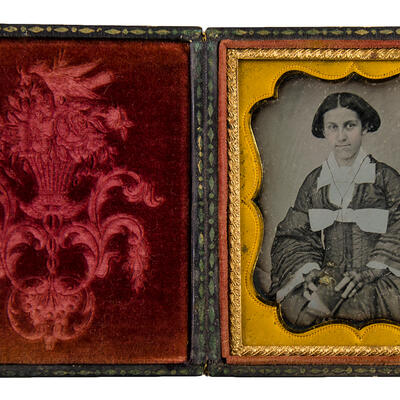 Dama con libro. Buenos Aires. Circa 1854.  Daguerrotipo de 1/6 de placa. Medidas: 6,8 x 5,5 cm.