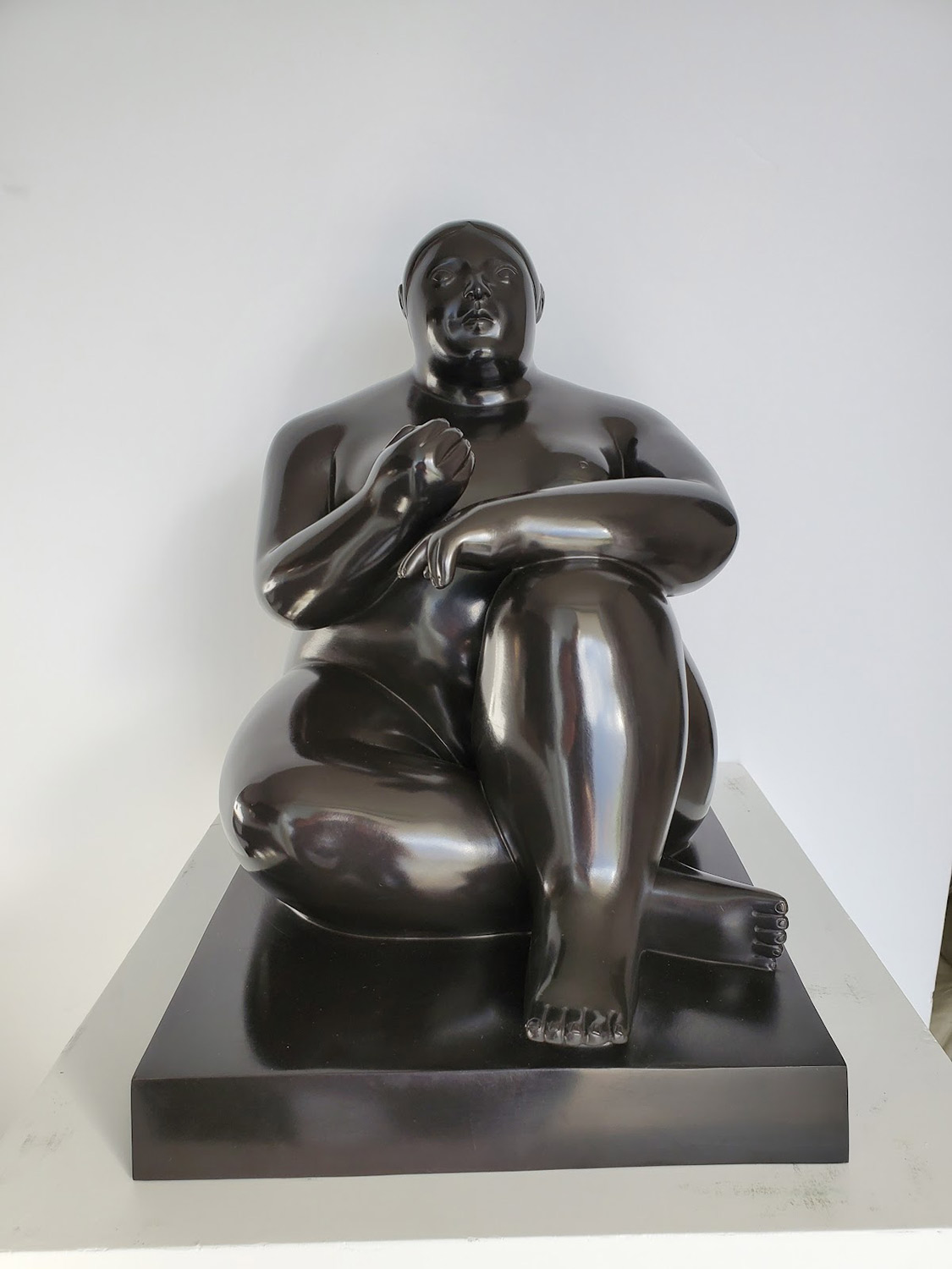 Piccola Donna Seduta con Mela