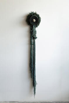 Mujer ofrendando caracol e hilo