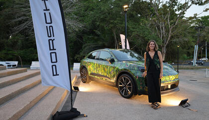 Acción Porsche: Presentación de la intervención artística del Porsche Macan Electric realizada por la artista Alexandra Izrastzoff. 