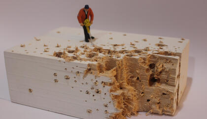 Liliana Porter. The Task, 2015. Figura y base de madera en pared. 6 x 4 x 3 3/4 cm.