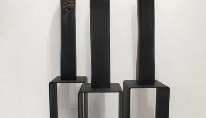 Hugo Zapata. Afloramientos, 2016. Roca tallada lutita, 98 x 15 x 10.5 cm aprox.