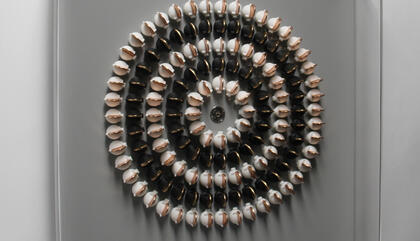 Alexandre Frangioni. Êxodo II - Na Mira , 2016. Objeto, 50 x 50 x 10 cm