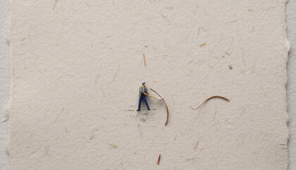 Liliana Porter. Worker (with blue pants), 2014. Collage sobre papel, 27 x 20 cm.