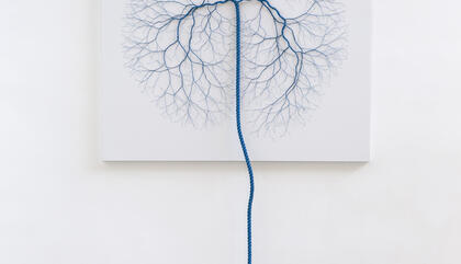 Janaina Mello Landini. Ciclotrama 67 (impreganation), 2016. 10 metros de cuerda PE azul con 16mm, 120 x 120 cm.