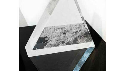 Marco Maggi Geometría discreta, 2018. Cortes sobre acrílico, 22,7 x 22,7 x 29,4 cm.