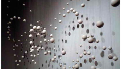 Paula Rivas Geometria natural, 2018. Esferas de coral blanco y dispositivo cinético 145 x 85 x 35 cm.