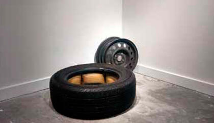 Aaron López Narco, 2018. Residuos de óleo, metal y caucho. Medidas variables