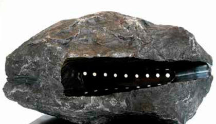 Michiko Aoki Sumergido, 2016. Alabastro esculpido y metal. 61 x 38 x 41 cm.