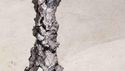 Gwladys Alonzo Helado No.2, 2019. Varillas, hormigón, piedras y spray. 57 x 21 x 11 cm.