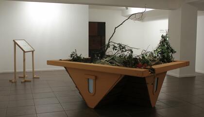 Ash Aravena Denme asilo, 2012. Instalación. 140 x 500 x 305 cm.