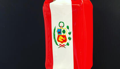 Laurence Jenkell Bombon Perú, 2014. Plastico. 160 x 40 x 40 cm.