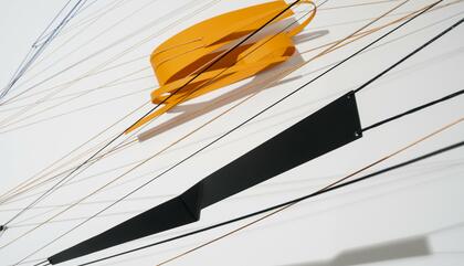 Luis Millé Flexometria, 2019. 1Aluminio pintado y cordón sintético. Dimensiones variables.