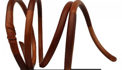 Ana Orejuela Rush I, 2018. Cedro y granito. 71 x 52 x 42 cm.