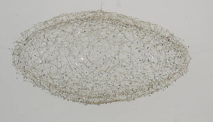 Gustavo Genta Nube, 2019. Alambre de alpaca y espejos. 120 x 75 x 75 cm.