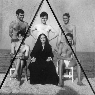 La familia Mulas junto al mar.  