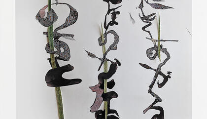 "También aquí dice: Tras la lluvia se yergue el crisantemo: leve presencia"