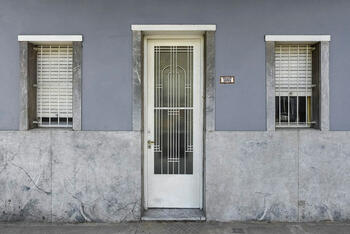 Puerta y dos ventanas, Caballito