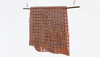 Untitled Artista: Andrey Zignnatto Técnica: Small ceramic “cobogó”, concrete, epoxy mass, iron, steel cable Año: 2019 Dimensiones: 27.6x23.6x4.7 in